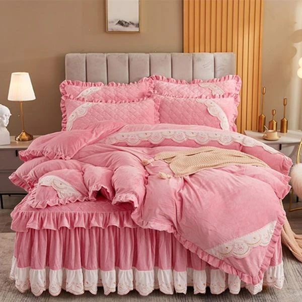 Set copripiumino con gonna da letto ricamata